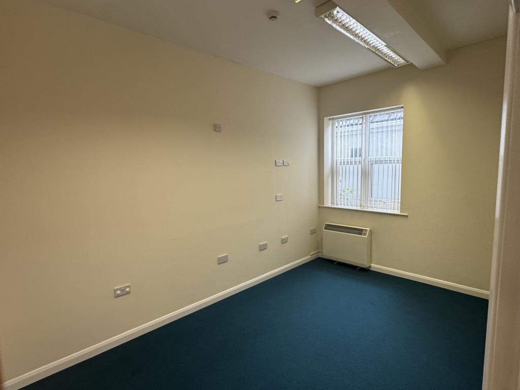 Lot: 70 - 6,500 SQ.FT TWO STOREY FREEHOLD TOWN CENTRE BUILDING ARRANGED AS OFFICES WITH SCOPE FOR CONVERSION - An office